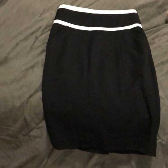 Black skirt with white trim - Picture 1 of 1